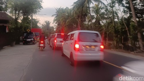 Kemacetan lalu lintas seusai MotoGP di Jalur Sengkol-Mandalika, Lombok Tengah, NTB, Minggu (29/9/2024). (Edi Suryansyah/detikBali)