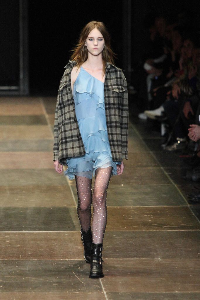 Kemeja Flanel Saint Laurent A model wears a creation by French designer Hedi Slimane as part of Saint Laurent fall/winter 2013/2014 collection presented during Paris pret-a-porter fashion week, Paris, 4 March 2013. The Paris pret-a-porter fashion shows run until 6 March 2013. Photo: Hendrik Ballhausen | usage worldwide (Photo by Hendrik Ballhausen/picture alliance via Getty Images)