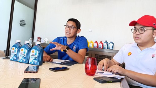 Vice President Marketing Lubricants Shell Indonesia Arie Satyanggoro saat mengungkapkan kontrak kerja sama dengan Ducati Corse. Foto: (istimewa)