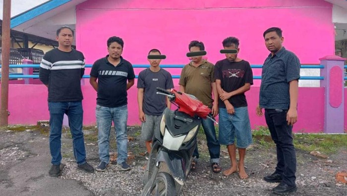 Ketiga pelaku saat diamankan petugas kepolisian.