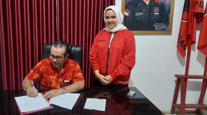 Ketua DPC PDIP Kabupaten Cirebon serahkan SK penunjukan Sophi Zulfia jadi Ketua DPRD dari DPP PDIP
