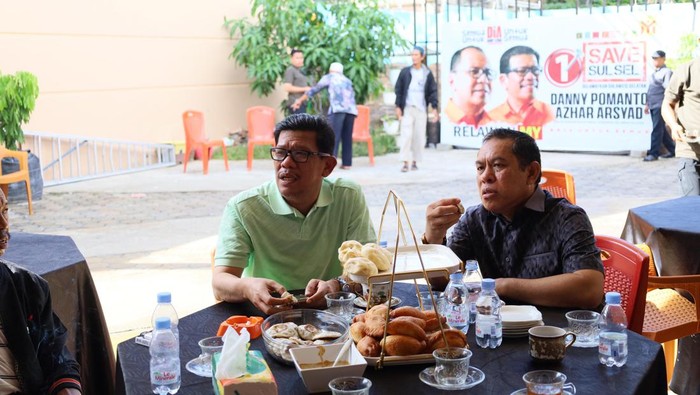 Ketua PKS Sidrap Mahmud Yusuf (kanan) saat menjamu calon wakil gubernur Sulsel Azhar Arsyad.