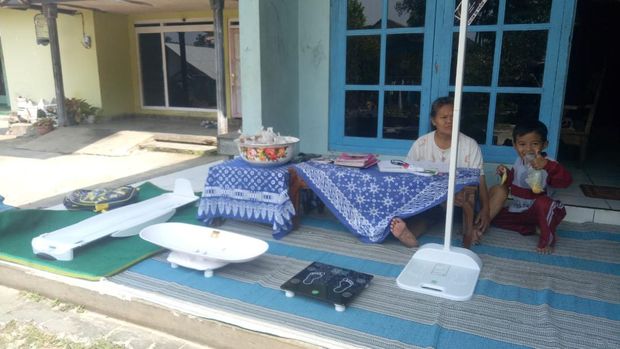 Seorang kader posyandu seperti Rhosa Anggi Setyaningrum (38) dituntut untuk memiliki kesabaran yang tiada batas. Anggi, begitulah ia biasa disapa, masih menemukan banyak hambatan di lapangan dalam memerangi stunting, baik dari sisi orang tua maupun sang anak.