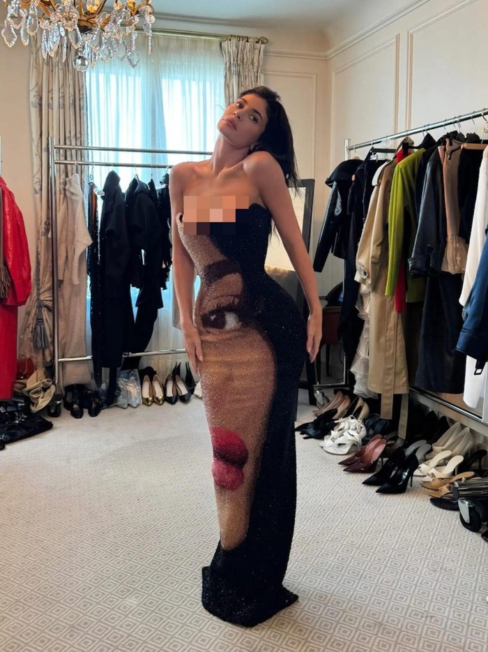 Kylie Jenner Pakai Gaun Balmain.