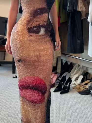 Kylie Jenner Pakai Gaun Balmain.