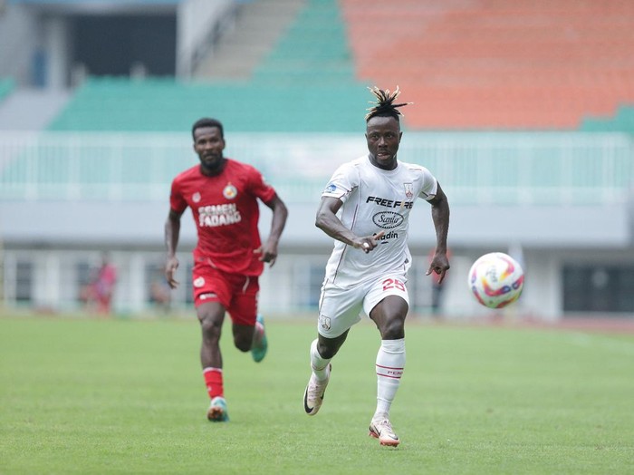 Laga Semen Padang melawan Persis Solo pada pekan ke-7 Liga 1 2024/2025, di Stadion Pakansari, Bogor, Jawa Barat, Minggu (29/9/2024) sore.