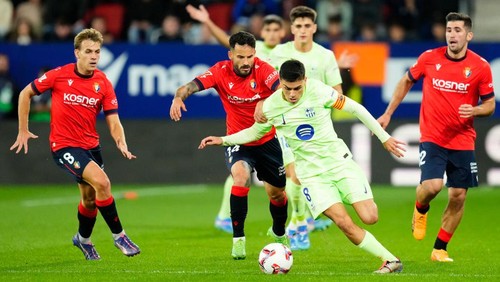 Pedri central midfield of Barcelona and Spain and Ruben Garcia right winger of Osasuna and Spain compete for the ball during the LaLiga match between CA Osasuna and FC Barcelona at Estadio El Sadar on September 28, 2024 in Pamplona, Spain.  (Photo by Jose Breton/Pics Action/NurPhoto via Getty Images)