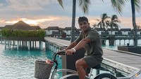 Bersepada pun juga salah satu kegiatan yang banyak dibagikan Martin di medsosnya. Sepertinya dia berada di Maldives.