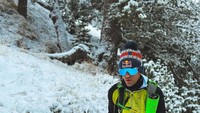 Bermain ski juga menjadi bagian aktivitas seru di luar sirkuit nih!