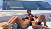 martin juga sering membagikan kebersamaannya dengan sang kekasih. Ini momen saat mereka menikmati laut di Ibiza, Spanyol