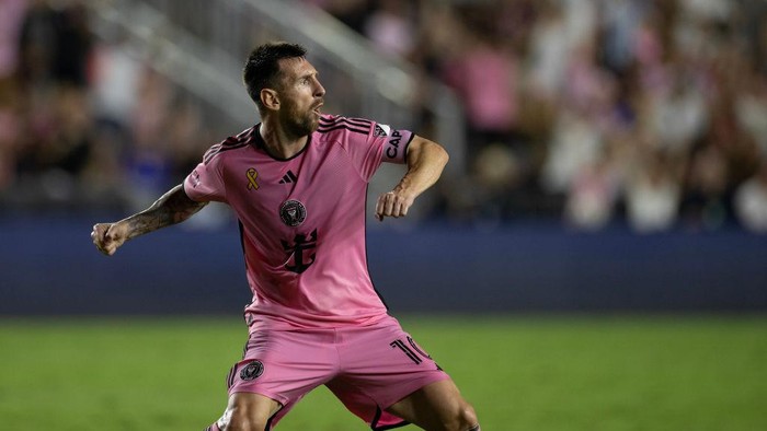 FORT LAUDERDALE, FLORIDA - SEPTEMBER 28: Lionel Messi #10 of Inter Miami CF celebrates after scoring a goal in the second half of the game against Charlotte FC at Chase Stadium on September 28, 2024 in Fort Lauderdale, Florida. (Photo by Michael Pimentel/ISI Photos/Getty Images)