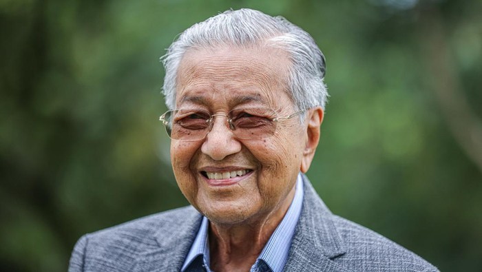 SELANGOR, MALAYSIA - NOVEMBER 14: A portrait of the former Malaysia Prime Minister and founder of the Gerakan Tanah Air (Homeland Movement) coalition Mahathir Mohamad on November 14, 2022 in Selangor, Malaysia. At age 97, former Malaysia Prime Minister Mahathir Mohamad is the country’s longest-serving PM, and the world’s oldest leader. He held the post for 24 years, from 1981 to 2003 and then from 2018 to 2020. Being one of the region’s best known political figures, the two-time Malaysia PM is campaigning for his final election, where he will be contesting as the head of a new coalition ‘Gerakan Tanah Air’ (Homeland Movement) and defending his parliamentary seat aged nearly 100, placing him in the rare category of politicians who are still contributing to their countries at an advanced age. With the support of his wife, Siti Hasmah, and an array of young operatives who help him understand the younger parts of the electorate, Mahathir’s team says his mission is to complete the struggle to steer Malaysia away from the destructive political dynamics that have fueled corruption and division in the nation. Malaysia will hold its general elections on November 19, to decide which coalition should lead their country for the next four years. (Photo by Annice Lyn/Getty Images)