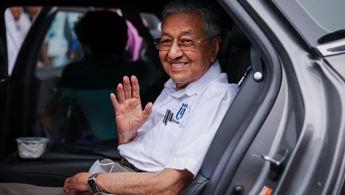SELANGOR, MALAYSIA - NOVEMBER 14: A portrait of the former Malaysia Prime Minister and founder of the Gerakan Tanah Air (Homeland Movement) coalition Mahathir Mohamad on November 14, 2022 in Selangor, Malaysia. At age 97, former Malaysia Prime Minister Mahathir Mohamad is the country’s longest-serving PM, and the world’s oldest leader. He held the post for 24 years, from 1981 to 2003 and then from 2018 to 2020. Being one of the region’s best known political figures, the two-time Malaysia PM is campaigning for his final election, where he will be contesting as the head of a new coalition ‘Gerakan Tanah Air’ (Homeland Movement) and defending his parliamentary seat aged nearly 100, placing him in the rare category of politicians who are still contributing to their countries at an advanced age. With the support of his wife, Siti Hasmah, and an array of young operatives who help him understand the younger parts of the electorate, Mahathir’s team says his mission is to complete the struggle to steer Malaysia away from the destructive political dynamics that have fueled corruption and division in the nation. Malaysia will hold its general elections on November 19, to decide which coalition should lead their country for the next four years. (Photo by Annice Lyn/Getty Images)