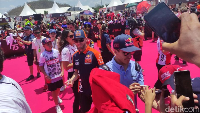 Marc Marquez dalam acara Rider Fan Parade di Sirkuit Mandalika, Minggu 29 September 2024.