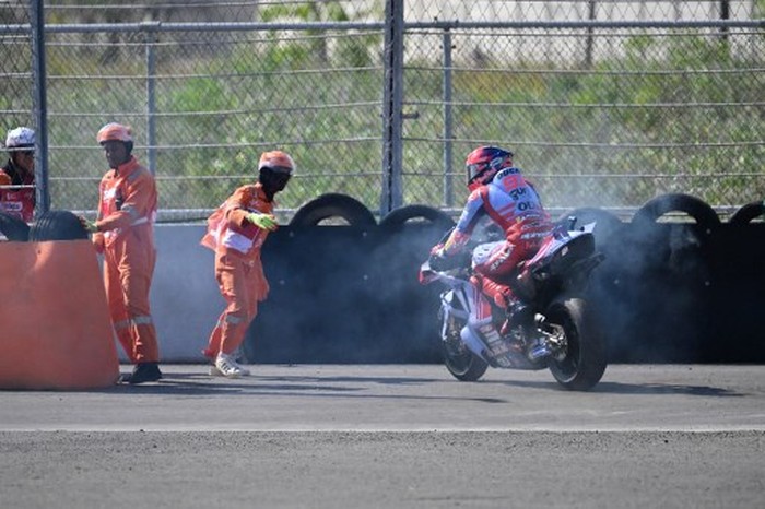 Gresini Racing MotoGPs Spanish rider Marc Marquez retires during the MotoGP race of the Indonesian Grand Prix at the Mandalika International Circuit in Mandalika, West Nusa Tenggara on September 29, 2024. (Photo by BAY ISMOYO / AFP)