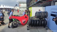 Setelah dipadamkan, motor Marc Marquez dibawa ke paddock tim Gresini Racing dengan ditutupi cover merah.