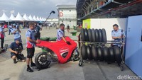 Motor ngebul Marc Marquez jadi bidikan foto para penggemar di belakang paddock Gresini Racing. 