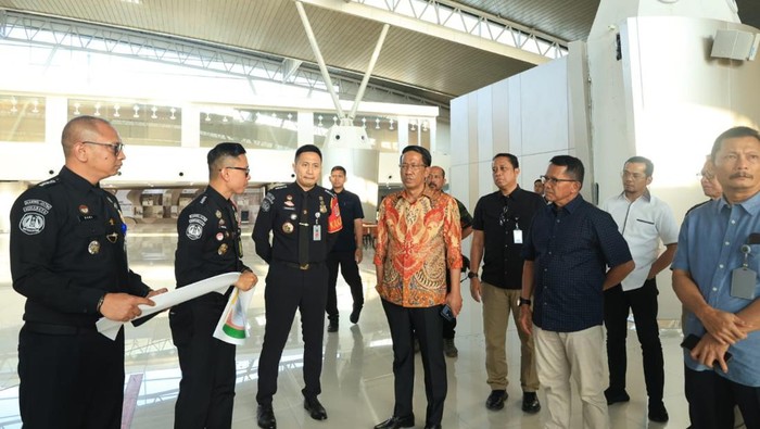 Menteri Hukum dan HAM Supratman Andi Agtas saat mengecek autogate di Bandara Juanda, Surabaya.