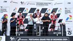 Momen Jokowi Serahkan Trofi untuk Pemenang MotoGP Mandalika 2024