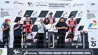 Presiden Joko Widodo (Jokowi) menyerahkan piala bagi Juara MotoGP 2024 Mandalika, Jorge Martin Pembalap asal Spanyol. Jokowi juga memberi ucapan selamat kepada Juara kedua dan ketiga, Pedro Acosta Pembalap dari Spanyol dan Francesco Bagnaia asal Italia.