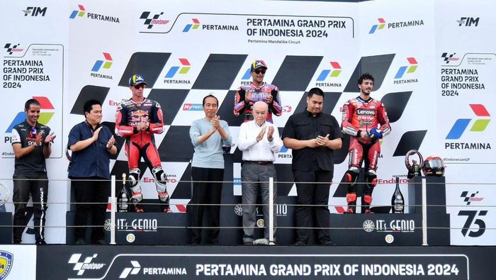 Presiden Jokowi tiba di Bandara Internasional Lombok (BIL), Sabtu (29/9/2024). Kedatangan Jokowi untuk menghadiri puncak perhelatan MotoGP 2024 di Pertamina Mandalika International Circuit.