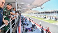 Kedatangan Jokowi untuk menghadiri puncak perhelatan MotoGP 2024 di Pertamina Mandalika International Circuit. 