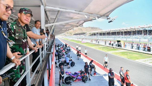 Presiden Jokowi tiba di Bandara Internasional Lombok (BIL), Sabtu (29/9/2024). Kedatangan Jokowi untuk menghadiri puncak perhelatan MotoGP 2024 di Pertamina Mandalika International Circuit.