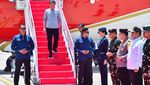 Momen Jokowi Serahkan Trofi untuk Pemenang MotoGP Mandalika 2024