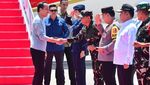 Momen Jokowi Serahkan Trofi untuk Pemenang MotoGP Mandalika 2024