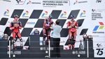 Momen Jokowi Serahkan Trofi untuk Pemenang MotoGP Mandalika 2024