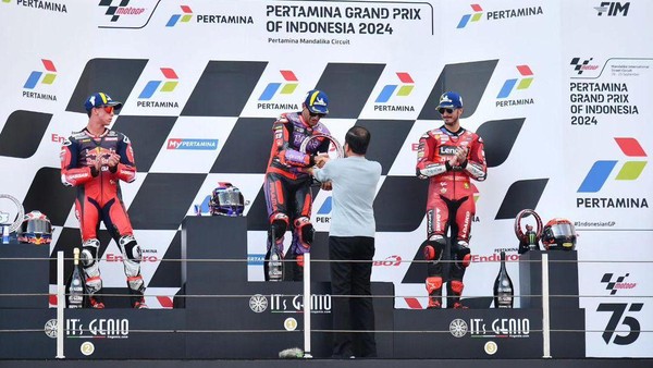 Momen Jokowi Serahkan Trofi untuk Pemenang MotoGP Mandalika 2024