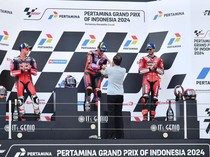 Momen Jokowi Serahkan Trofi untuk Pemenang MotoGP Mandalika 2024