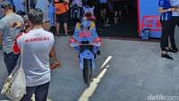 Pada pit lane walk di hari Minggu paddock Marc Marquez dibuka, setelah sebelumnya ditutup pada Sabtu usai sang juara delapan kali tersebut crash.