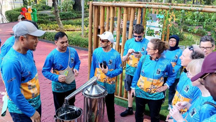 Para duta besar yang tergabung dalam Ambassador’s Bamboo Bike Club menyaksikan proses penyulingan produk minyak kayu putih hasil perhutanan sosial binaan Balai Perhutanan Sosial dan Kemitraan Lingkungan (PSKL) Maluku-Papua di kompleks KLHK, Jakarta, pada Minggu (29/9/2024). (ANTARA/Lintang Budiyanti Prameswari)