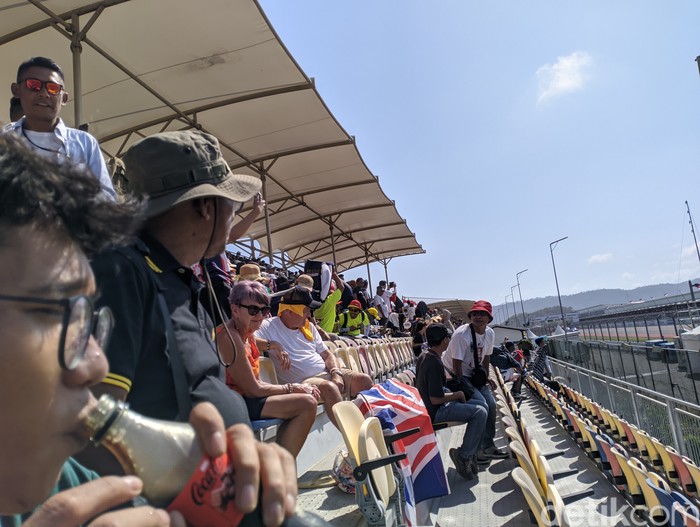 Para penonton memadati tribun Sirkuit Mandalika untuk menyaksikan balapamn MotoGP pada Minggu (29/9/2024). (Foto: Ahmad Viqi/detikBali)