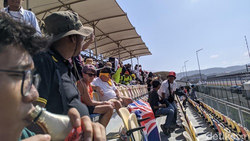 Para penonton memadati tribun Sirkuit Mandalika untuk menyaksikan balapamn MotoGP pada Minggu (29/9/2024). (Foto: Ahmad Viqi/detikBali)