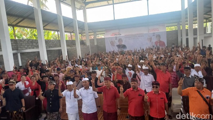 Pasangan calon gubernur dan wakil gubernur Bali Wayan Koster-Nyoman Giri Prasta saat kampanye di Desa Banjarasem, Kecamatan Seririt, Buleleng, Minggu (29/9/2024). (Made Wijaya Kusuma)