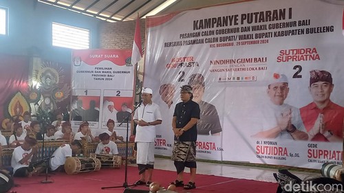 Pasangan calon gubernur dan wakil gubernur Bali Wayan Koster - Nyoman Giri Prasta saat kampanye di Desa Dadap Putih Busungbiu, Buleleng, Bali, Minggu (29/9/2024). (Made Wijaya Kusuma)