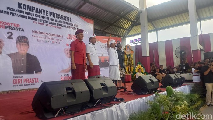 Paslon Cagub Bali nomor urut 2 Wayan Koster - Nyoman Giri Prasta saat kampanye di Desa Banjarasem, Kecamatan Seririt, Buleleng, Minggu (29/9/2024). (Made Wijaya Kusuma)