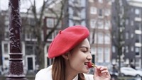 Liburan ke Amsterdam, begini momen Patricia Gouw saat menikmati strawberry. Ia berpose menikmati strawberry. Foto: Instagram @patriciagouw