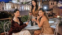 Momen bersantai Patricia Gouw ini sukses menarik perhatian. Bersama temannya, ia menikmati wine dengan pemandangan bintang-bintang. Foto: Instagram @patriciagouw