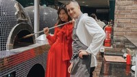 Tak hanya menikmati saja, Patricia Gouw juga turut mengintip ke dapur, bertemu dengan chef executive, chef Roberto Fiorini. Foto: Instagram @patriciagouw