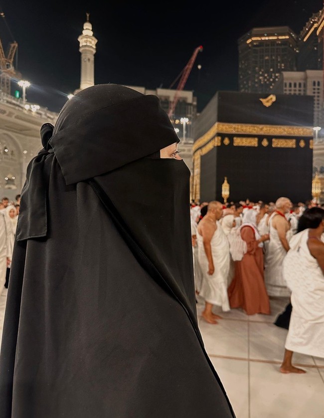 Kali ini kepergian Paula terlihat tanpa ditemani sang suami, Baim Wong. Belakangan ini rumah tangga Baim dan Paula sendiri memang digosipkan retak. Foto: Instagram/@paula_verhoeven