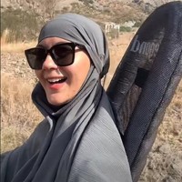 Meski tak ditemani suami namun Paula tetap terlihat bahagia menghabiskan waktunya selama di Makkah. Foto: Instagram/@paula_verhoeven