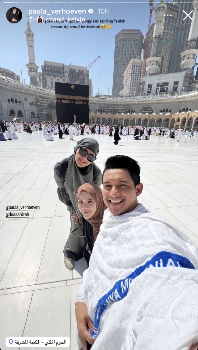 Saat di Makkah Paula tampak memamerkan fotonya kala berpose bersama Chand Kelvin dan istrinya, Dea Sahirah yang juga tengah menjalani ibadah umrah. Tampak ketiganya memamerkan senyum sumringah mereka. Foto: Instagram/@paula_verhoeven