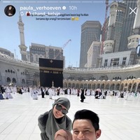 Saat di Makkah Paula tampak memamerkan fotonya kala berpose bersama Chand Kelvin dan istrinya, Dea Sahirah yang juga tengah menjalani ibadah umrah. Tampak ketiganya memamerkan senyum sumringah mereka. Foto: Instagram/@paula_verhoeven