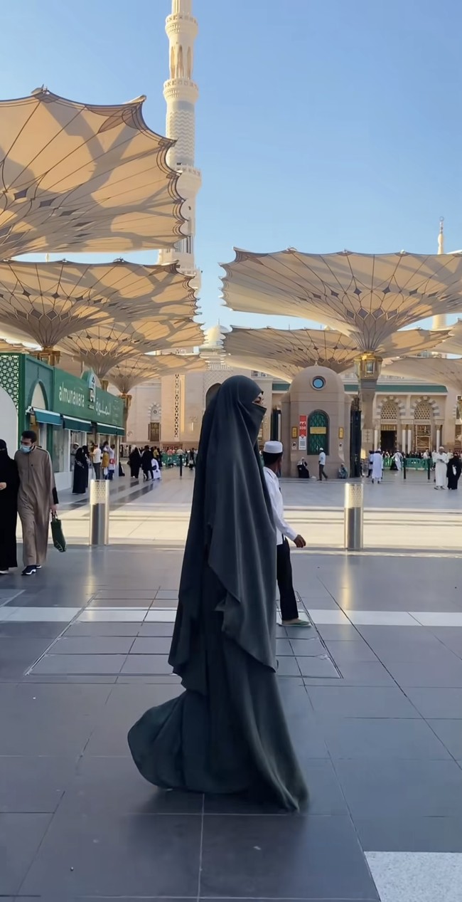 Diketahui Paula menjalani ibadah umrah bersama para rekan terdekatnya. Seperti biasa, penampilan Paula selama di tanah suci itu pun selalu terlihat stylish. Foto: Instagram/@paula_verhoeven