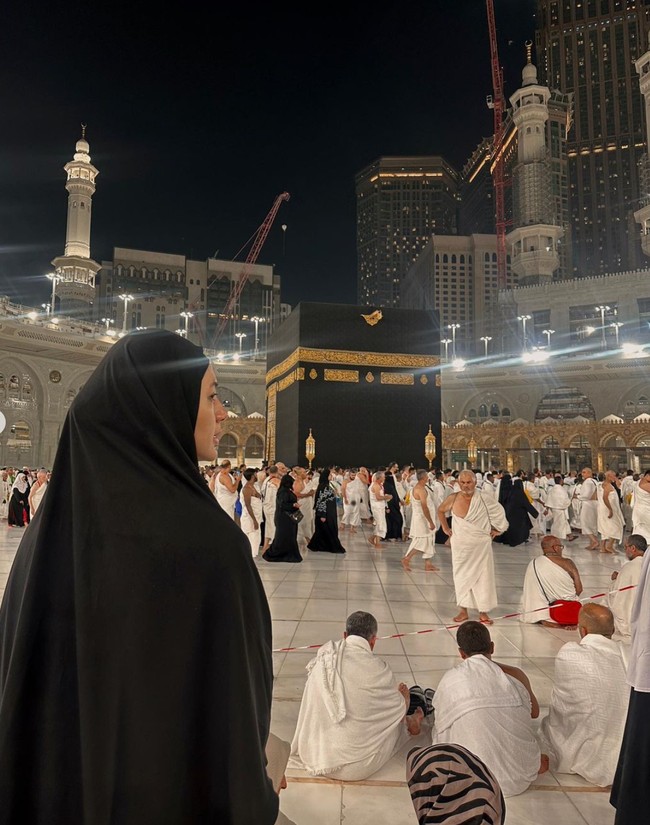 Beberapa waktu lalu Paula Verhoeven tampak berkunjung ke tanah suci untuk menjalani ibadah umrah. Foto-fotonya selama di tanah suci dibagikan Paula ke akun Instagram pribadinya. Foto: Instagram/@paula_verhoeven