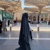 Diketahui Paula menjalani ibadah umrah bersama para rekan terdekatnya. Seperti biasa, penampilan Paula selama di tanah suci itu pun selalu terlihat stylish. Foto: Instagram/@paula_verhoeven