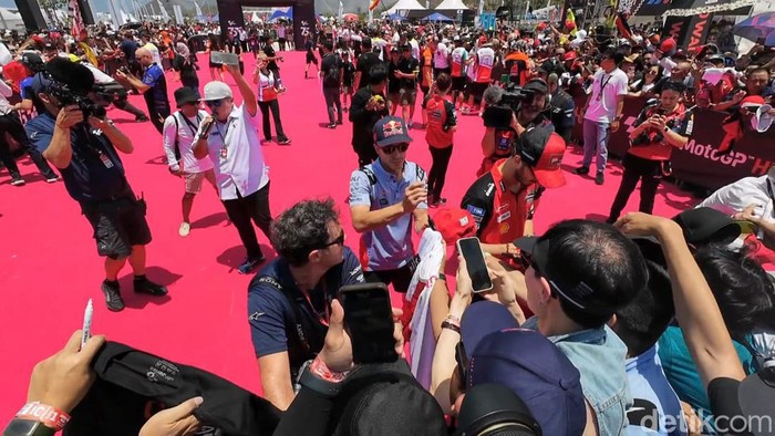 Para pebalap hadir menyapa para fans mereka di Hero Walk MotoGP Mandalika, Minggu siang (29/9/2024)
Nathea Citra/detikBali